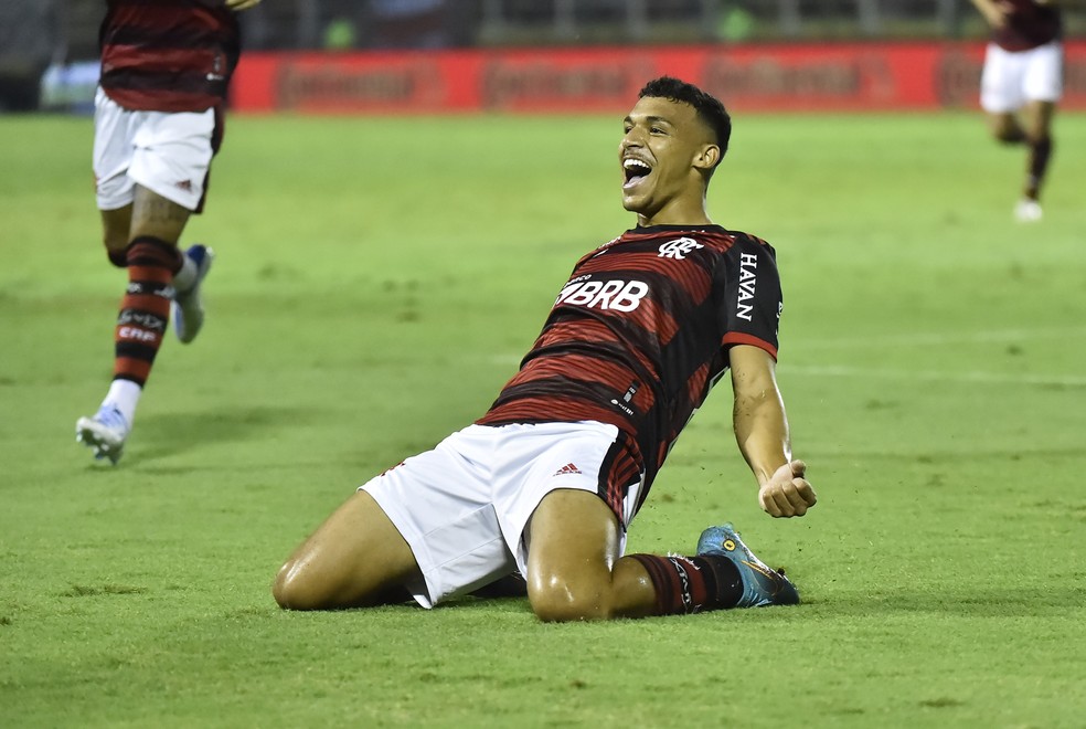 Victor Hugo comemora o primeiro gol como profissional do Flamengo, justamente no dia que completa 18 anos — Foto: André Durão