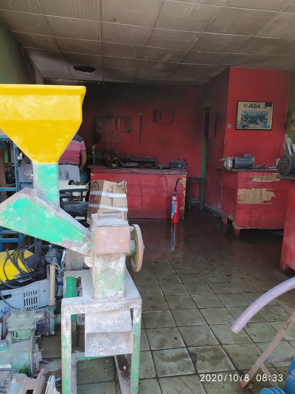 Bombeiros fizeram o rescaldo no estabelecimento  — Foto: Ascom/Bombeiros