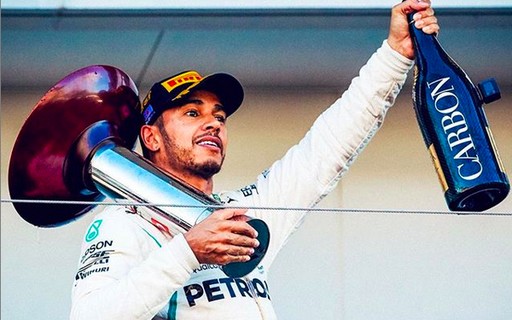 Lewis Hamilton compara bairro onde nasceu com favela e internautas se