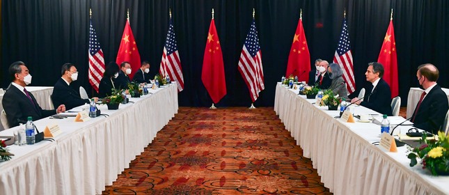 Sessão de abertura das negociações EUA-China no Hotel Capitão Cook em Anchorage, Alasca