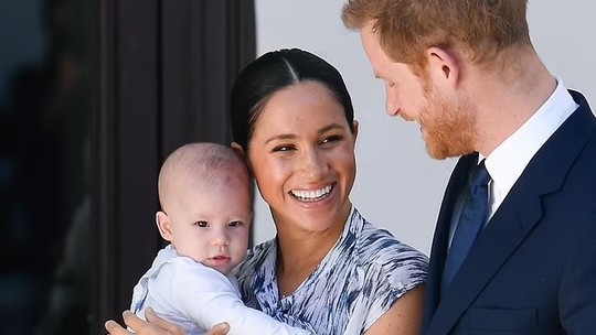 Príncipe Harry revela detalhes íntimos sobre o nascimento dos filhos em autobiografia lançada nesta terça; confira