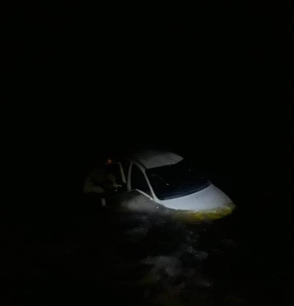 Carro ficou parcialmente submerso na localidade de Siupé, em São Gonçalo do Amarante — Foto: Reprodução