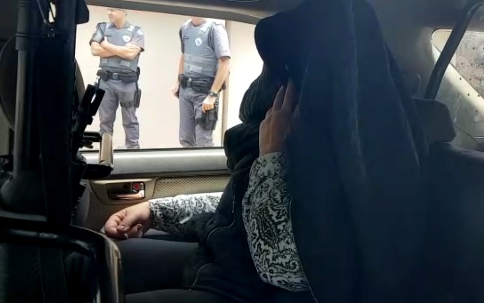 Mulher presa em Bariri, na região de Bauru, durante a Operação Ouro Verde foi levada para a sede do Ministério Público em Campinas (Foto: Reprodução/EPTV)