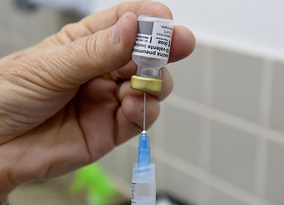 Profissional prepara dose de vacina para aplicação em Campinas — Foto: Carlos Bassan
