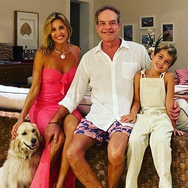 Luisa Sonza escolhe vestido rosa para virada do ano com o marido, Gilberto Zaborowsky, e o filho, Enzo (Foto: Reprodução/Instagram)