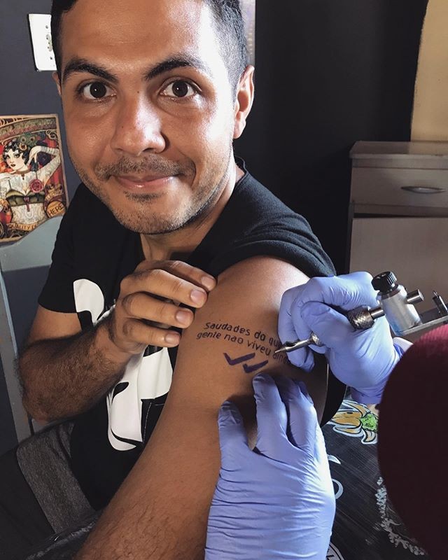 Marcos Paulo tatua frase de Neymar (Foto: Reprodução Instagram)