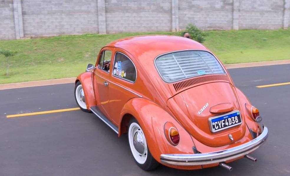 O vendedor Tiago Ripoli aprendeu a gostar do Fusca ainda criança, influenciado pelo pai — Foto: Nilson Porcel/EPTV