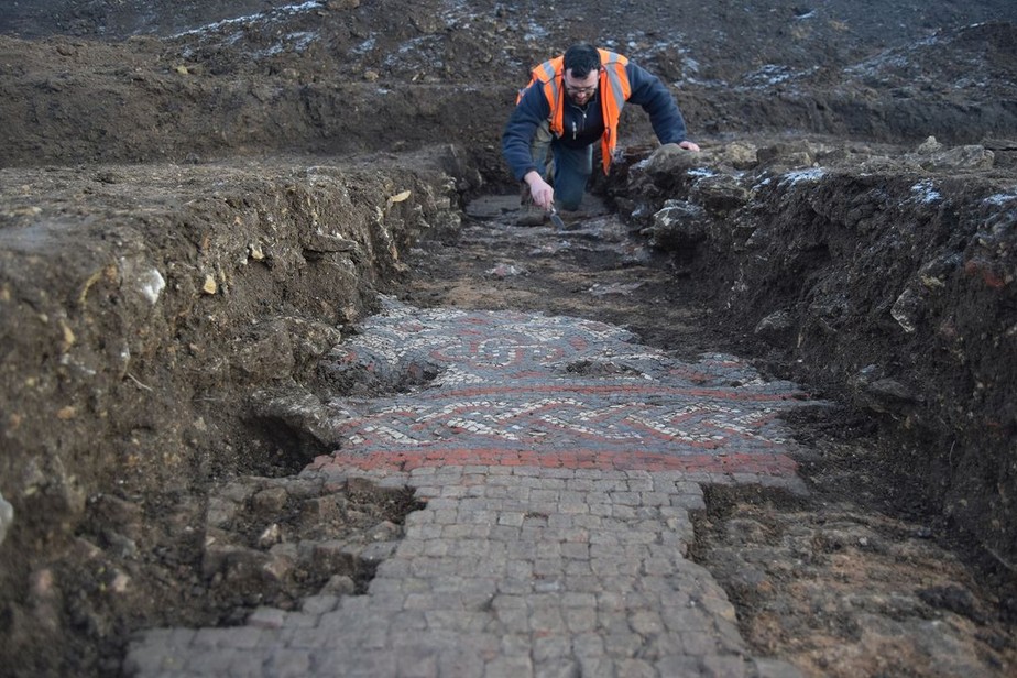 Pesquisadores encontram mosaico da época que a Inglaterra pertencia ao Império Romano