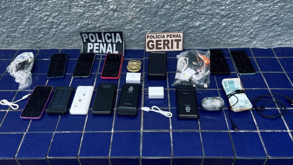 Dinheiro, droga e celulares foram apreendidos pela Polícia Penal com funcionário de empresa terceirizada em presídio em Maceió — Foto: Divulgação