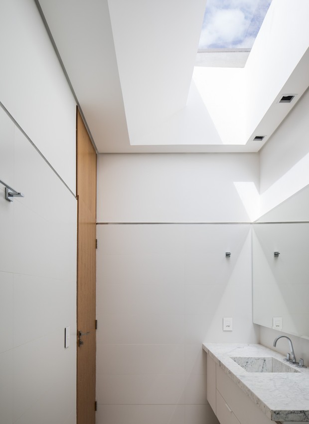 Claraboias foram colocadas no teto de todos os banheiros da casa para priorizar a iluminação natural. No cômodo, os armários são da Kit House  (Foto: Haruo Mikami)