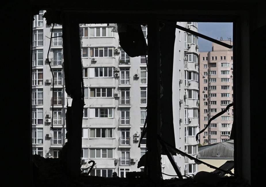 Prédios em Kiev têm janelas estraçalhadas após ataque de drones russos contra capital ucraniana