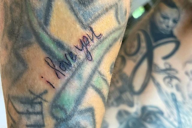 Kourtney Kardashian faz tatuagem em Travis Barker (Foto: Reprodução/Instagram)