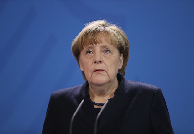 A chanceler alemã Angela Merkel lê comunicado após ataque terrorista em Berlim (Foto: Sean Gallup/Getty Images)