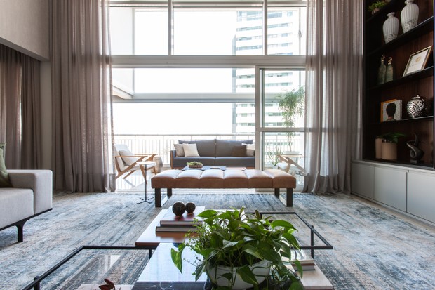 Décor do dia: sala de estar com pé-direito duplo e estilo contemporâneo (Foto: Eder Bruscagin)