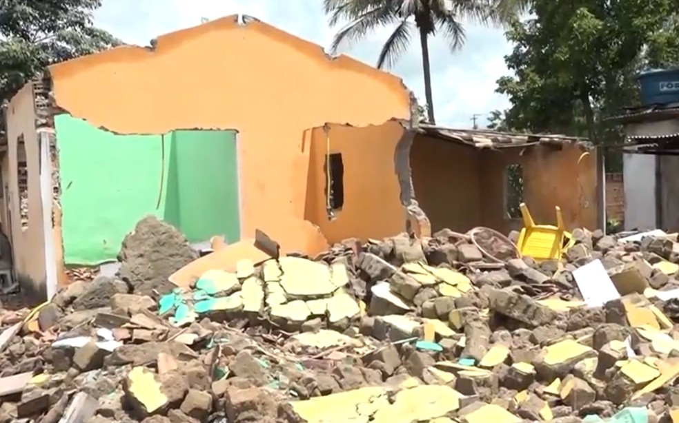Casas são destruídas pela chuva na zona rural de Guaratinga, no sul da Bahia — Foto: Reprodução/TV Santa Cruz