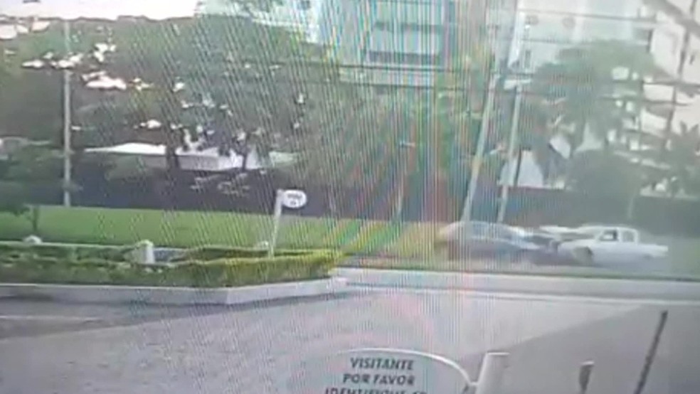 Momento da batida entre carro do surfista e do sargento da Marinha morto em acidente em São Conrado — Foto: Reprodução / TV Globo