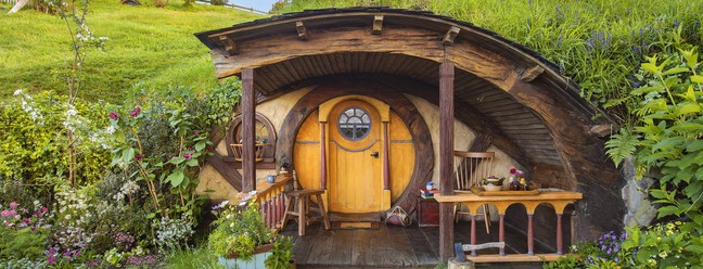 Um dos 'buracos de Hobbit' de Hobbiton, o set de filmagem de 'Senhor dos anéis' que virou atração turística na Nova Zelândia — Foto: Divulgação / Larnie Nicolson