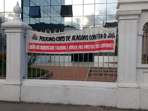 Faixas foram fixadas nos muros do Palácio dos Martírios em Maceió (Foto: Lucas Leite/ G1)