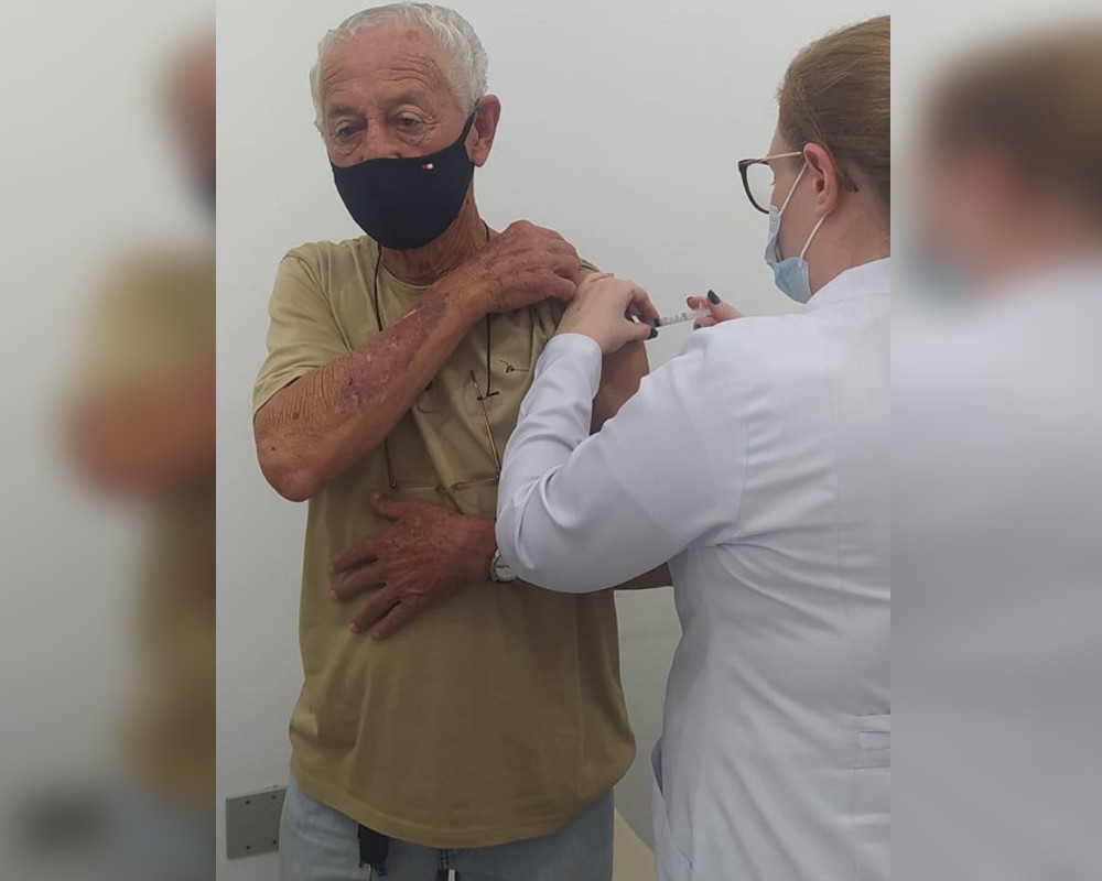 Araçatuba começa a aplicar quarta dose da vacina contra Covid-19 em idosos com mais de 80 anos