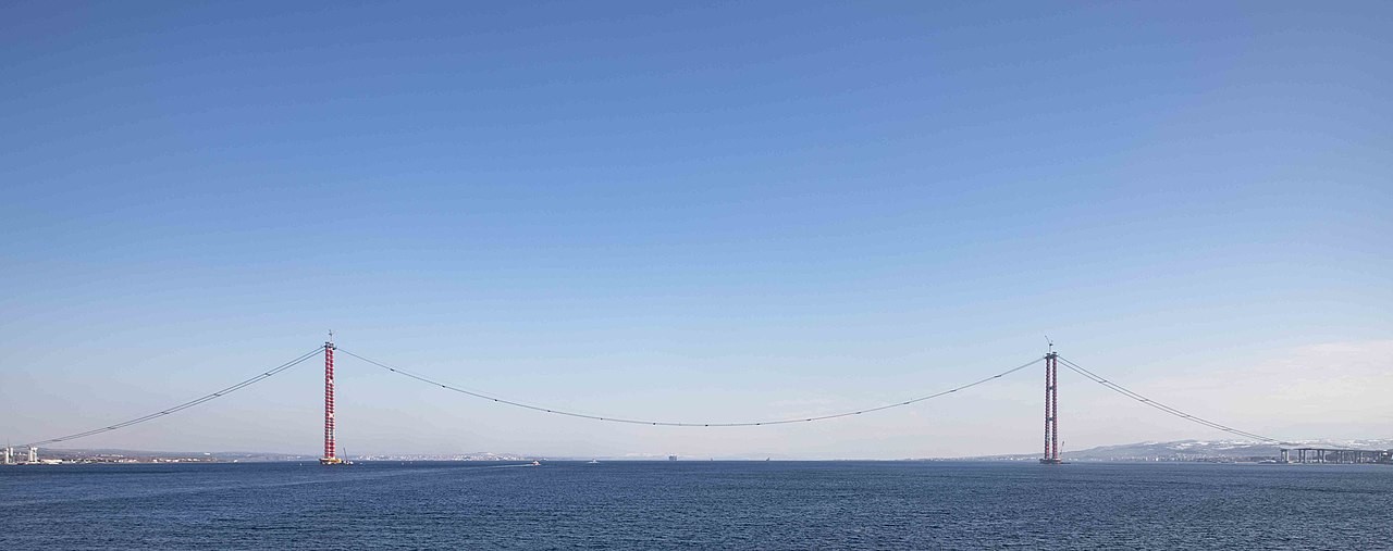 Com 2.023 m de extensão e 310 m de altura, a ponte 1915 Çanakkale superou a japonesa Akashi Kaikyo como a maior ponte suspensa do mundo  (Foto: Damon Grosvenor / America’s Navy / Wikimedia Commons)