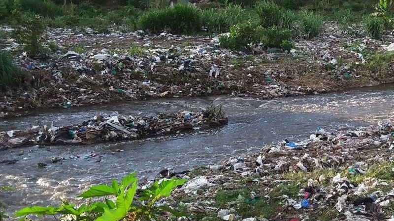 O rio Nairobi no Quênia está entre os rios mais contaminados por produtos farmacêuticos no mundo (Foto: Dr. John Wilkinson via BBC News)