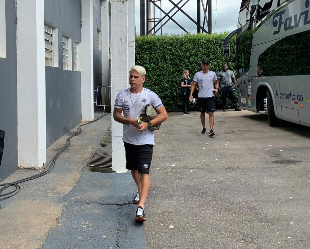 Soteldo, do Santos, na chegada ao est&aacute;dio em Itu &mdash; Foto: Bruno Giufrida