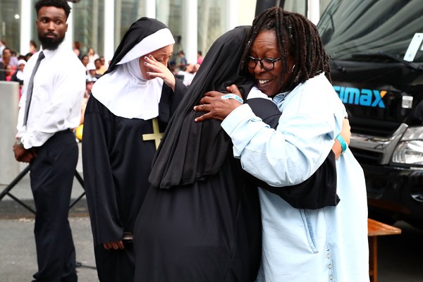 A atriz Whoopi Goldberg com suas fãs freiras emocionadas (Foto: Getty Images)