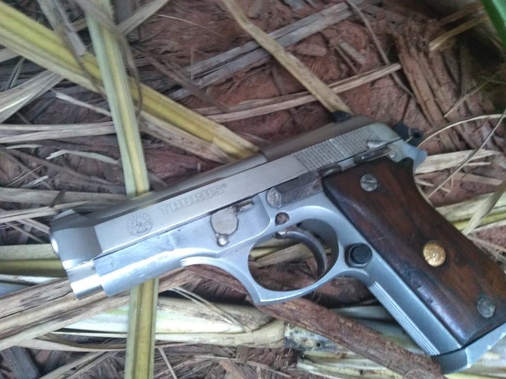 Arma e munição que estavam com ex-prefeito e filho foram apreendidas após troca de tiros na zona rural de Assis — Foto: Policia Militar/Divulgação 