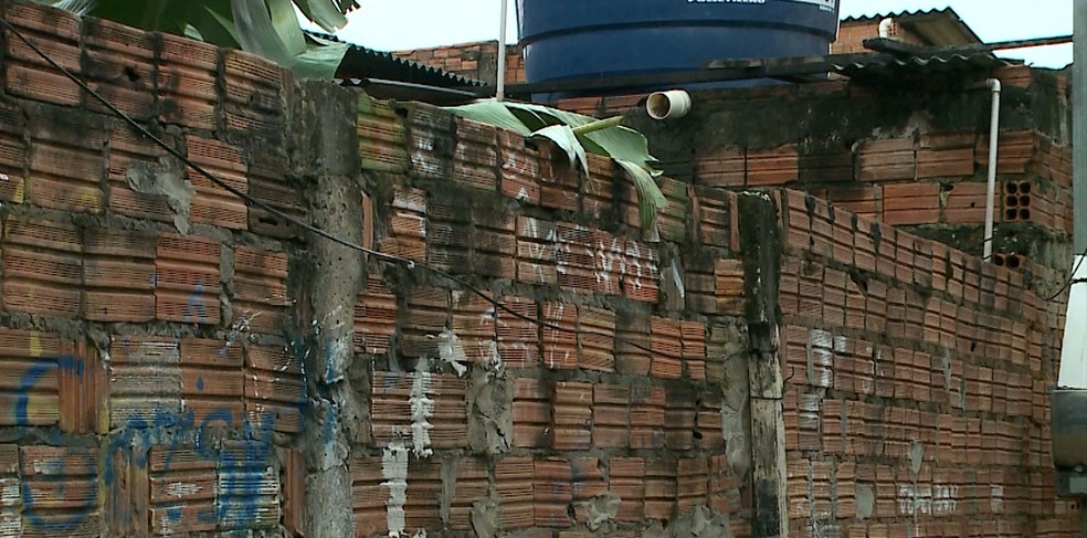 Muro que o Policial se apoiou e onde a arma disparou (Foto: Reprodução/TV Mirante)