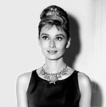 Audrey Hepburn usou um colar com o Diamante Tiffany em "Bonequinha de luxo", de 1961. "Breakfast at Tiffany's" (Café da manhã na Tiffany, no original em inglês, se tornou um clássico — Foto: Bettmann Archive/Divulgação/Tiffany. Antes dela, Mary Whitehouse, esposa de um diplomada, foi a primeira a usar a gema rara