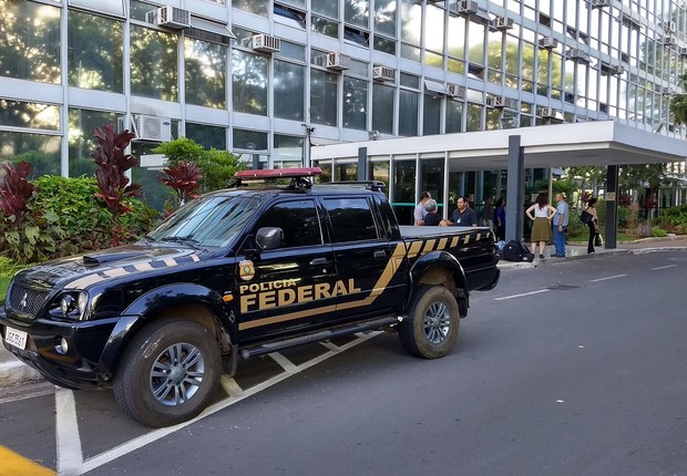 Carro da Polícia Federal em frente ao Ministério da Agricultura (Foto: Valter Campanato/Agência Brasil)