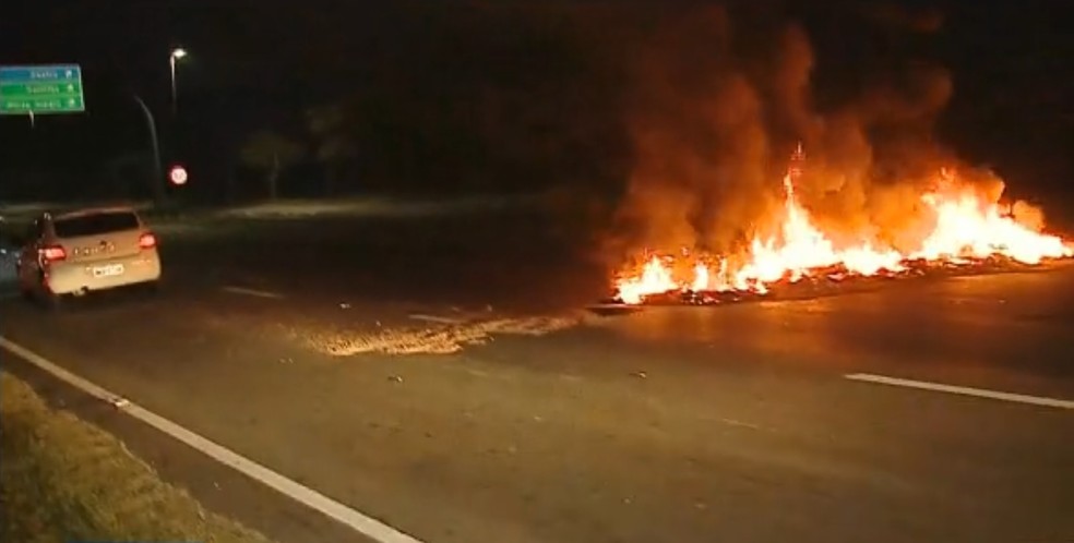 Pneus são incendiados em Florianópolis — Foto: Reprodução/NSC TV