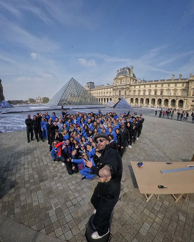 Ilusão de ótica? Museu do Louvre é transformado com 2 mil adesivos (Foto: JR/Divulgação)