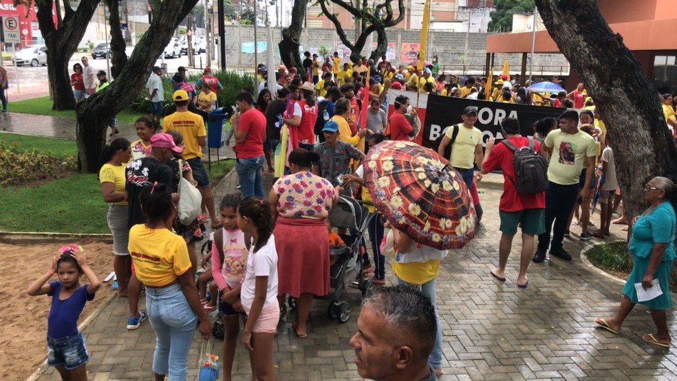 Protesto do Dia do Trabalhador teve concentração na Praça das Flores — Foto: Geraldo Jerônimo/Inter TV Cabugi