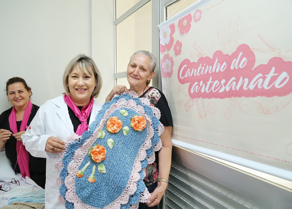 É comum que as mulheres atendidas no ambulatório do HC levem os materiais para casa para continuar praticando o artesanato. — Foto: Giuliano Gomes/PR Press.