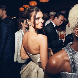 Emily Ratajkowski posa durante a festa da Vanity Fair (Foto: Reprodução / Instagram)