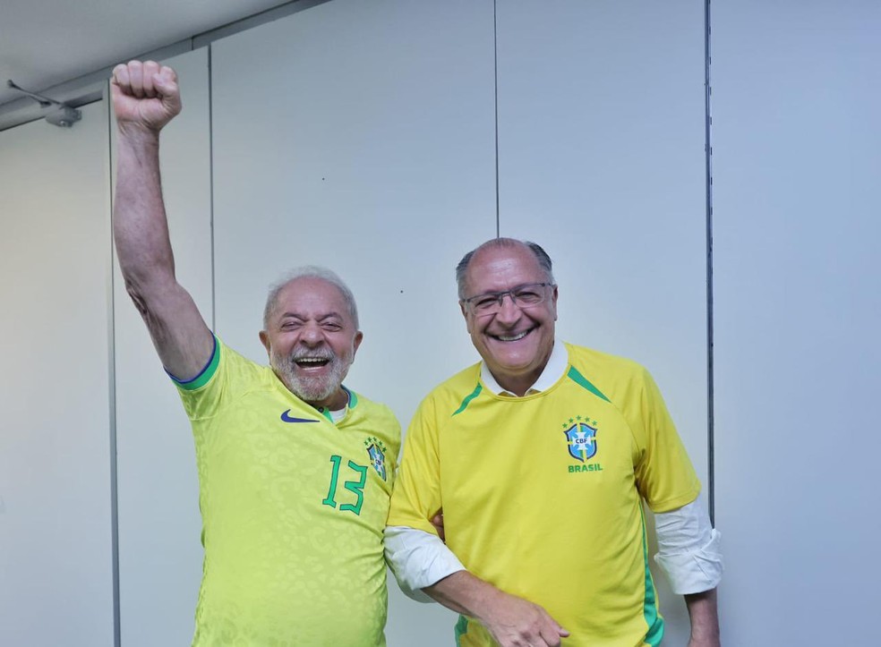 Lula e Alckmin assistiram ao jogo do Brasil contra a Suíça no CCBB, sede da transição de governo, em Brasília — Foto: Claudio Kbene