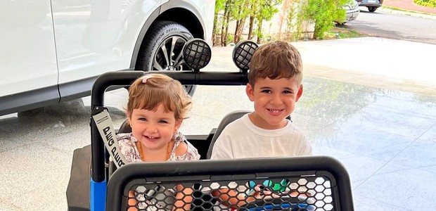 Filhos de Zé Neto e Natália Toscano posam com brinquedo caríssimo (Foto: Reprodução/Instagram)