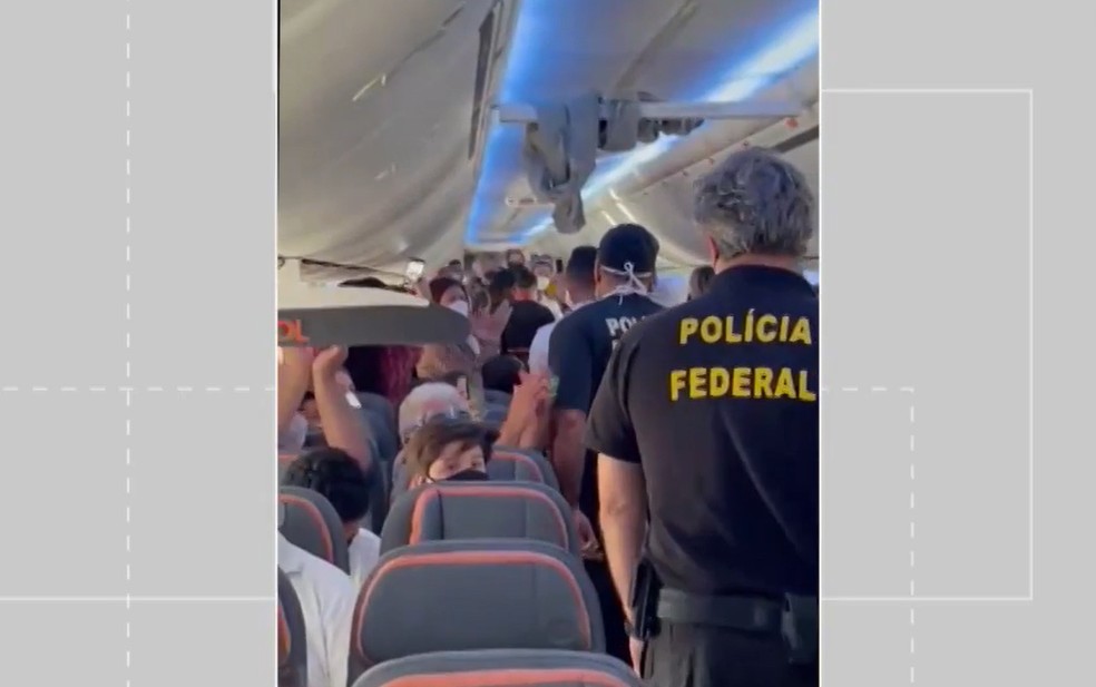 Policiais federais foram acionados e tiraram o passageiro do avião — Foto: Arquivo pessoal