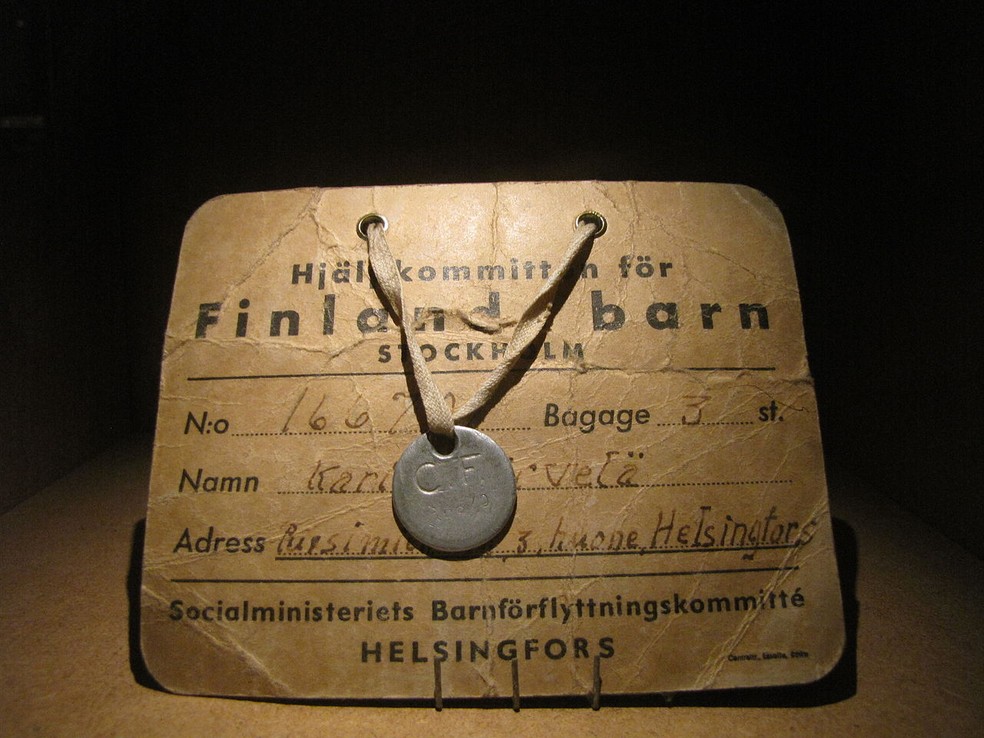 Documento de identificação de uma criança durante a guerra em exposição no Museu de Helsinque, na Finlândia (Foto: Domínio público)