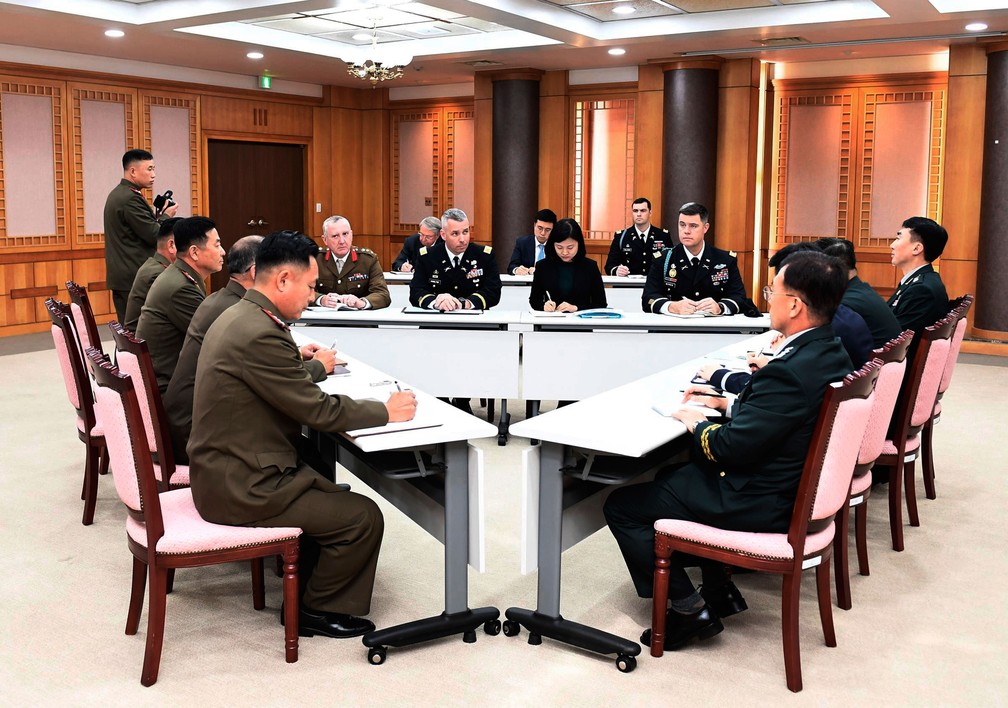 Comando das NaÃ§Ãµes Unidas liderado pelos EUA, sul-coreanos e norte-coreanos e oficiais militares participam de uma reuniÃ£o no lado sul de Panmunjom, na Zona Desmilitarizada, nesta terÃ§a (16) â€” Foto: MinistÃ©rio da Defesa da Coreia do Sul via AP