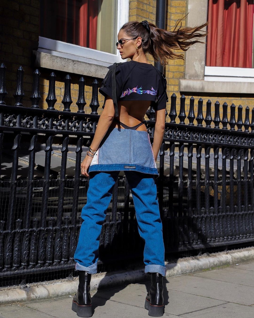 Izabel Goulart usa biquíni asa-delta com calça jeans: 