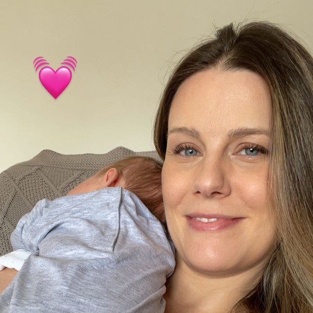 Daiana Garbin e a filha recém-nascida, Lua (Foto: Reprodução/Instagram)