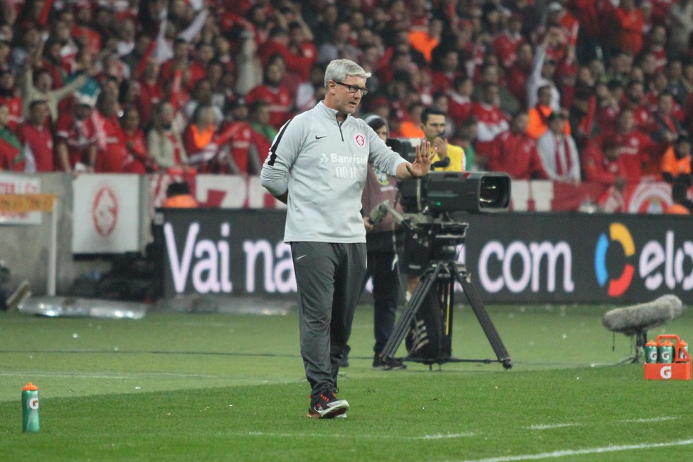 Odair Hellmann comanda Inter contra o Athletico — Foto: EVERTON SILVEIRA/AGÊNCIA F8/ESTADÃO CONTEÚDO