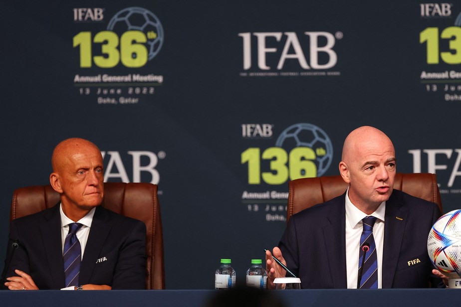 O presidente da Fifa, Gianni Infantino (D) e o presidente do comitê de árbitros, Pierluigi Collina (E) durante a 136ª reunião do International Football Association Board (IFAB)
