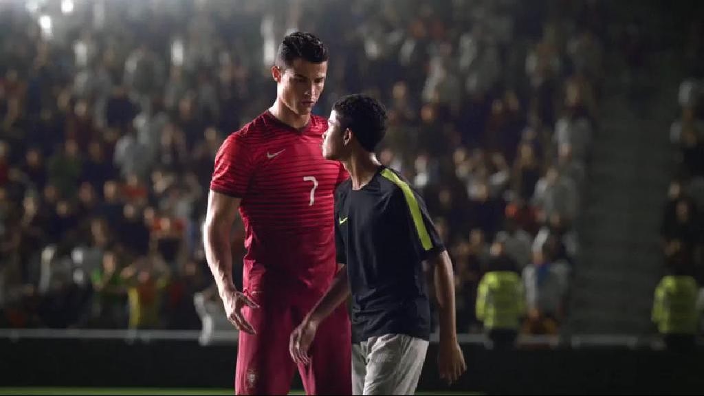 Cristiano Ronaldo encara o seu surpreendente adversário (Foto: Reprodução)