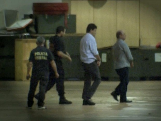 O ex-secretário Eder Moraes e o deputado estadual José Riva algemados pela PF após desembarque em Brasília. (Foto: Reprodução / TVCA)