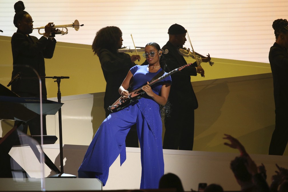 H.E.R. se apresenta no Grammy 2020 — Foto: Matt Sayles/Invision/AP