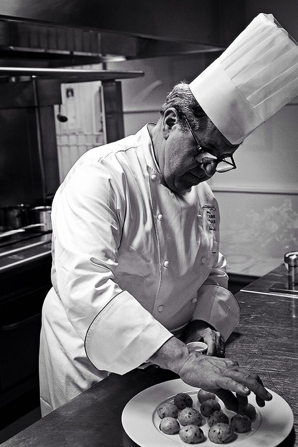 O chef Laurent Suaudeau em ação na Escola  (Foto: Reprodução/Instagram)
