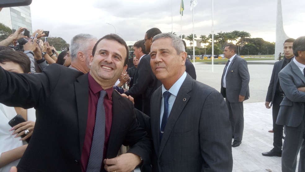 O ex-ministro Braga Netto cumprimenta apoiadores no Palácio do Planalto — Foto: Daniel Gullino/Agência O Globo